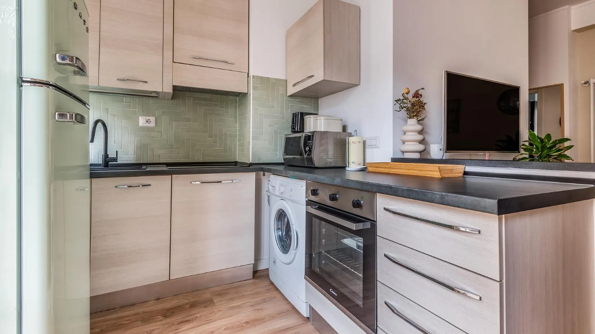4 Pax Wi-Fi Milano Lorenteggio 0*,  İtalya